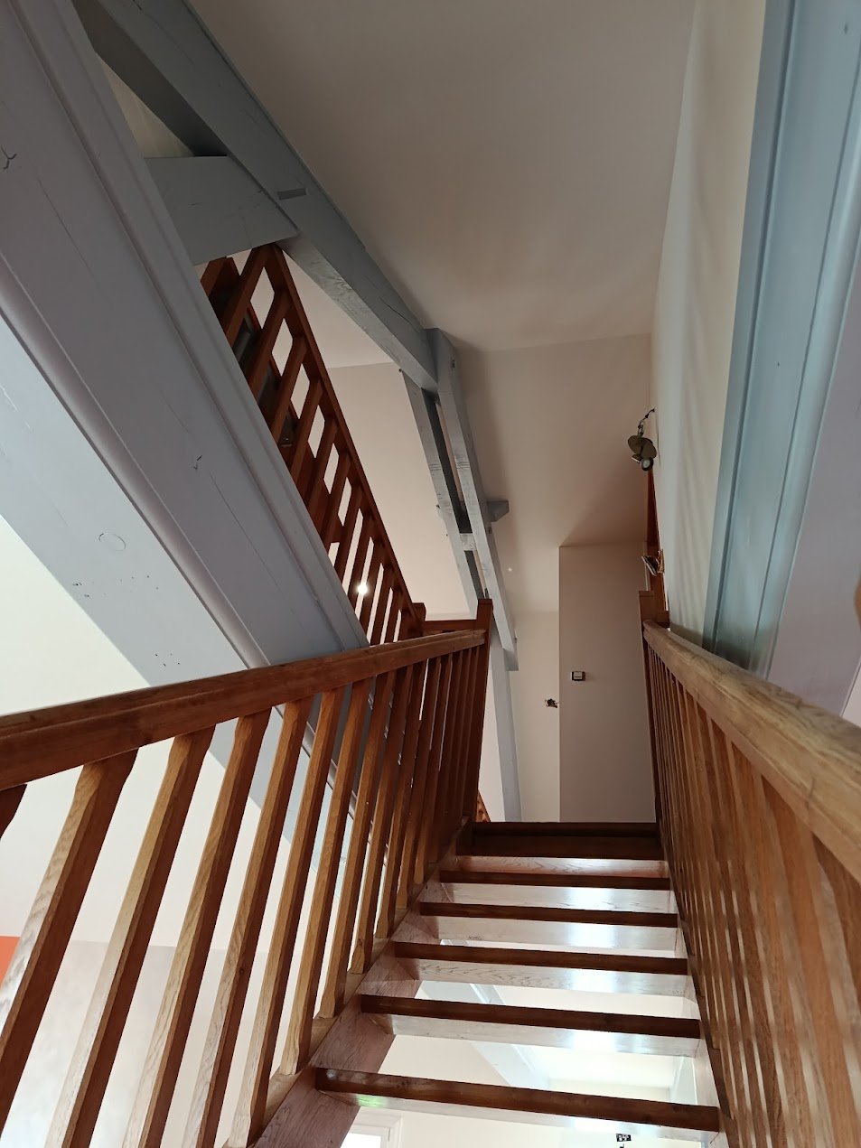 Peinture intérieure autour d’un escalier et de poutres apparentes