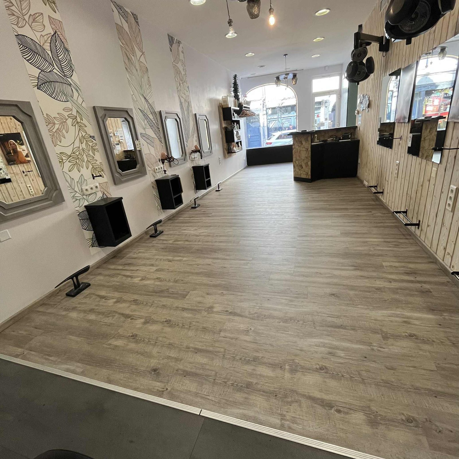 Pose de parquet dans un salon de coiffure à Chalon-sur-Saône par Entreprise Guyon